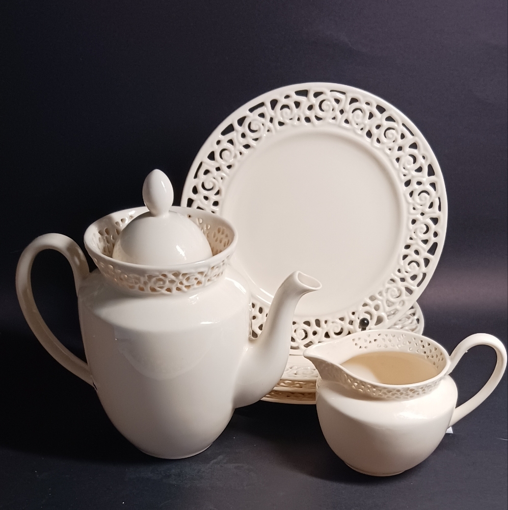 6p. lace edge set by I.Godinger & Co.: 4 dessert plates, creamer & 4-cup teapot